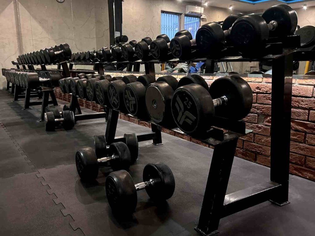 Trening z trenerem na siłowni