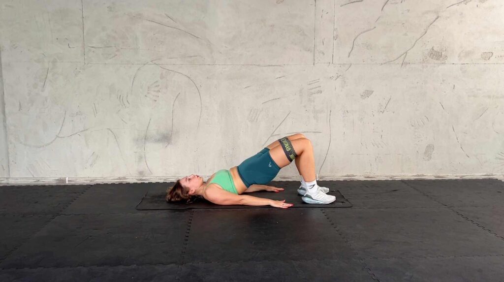 Jędrne pośladki ćwiczenia siłownia ćwiczenia z gumami