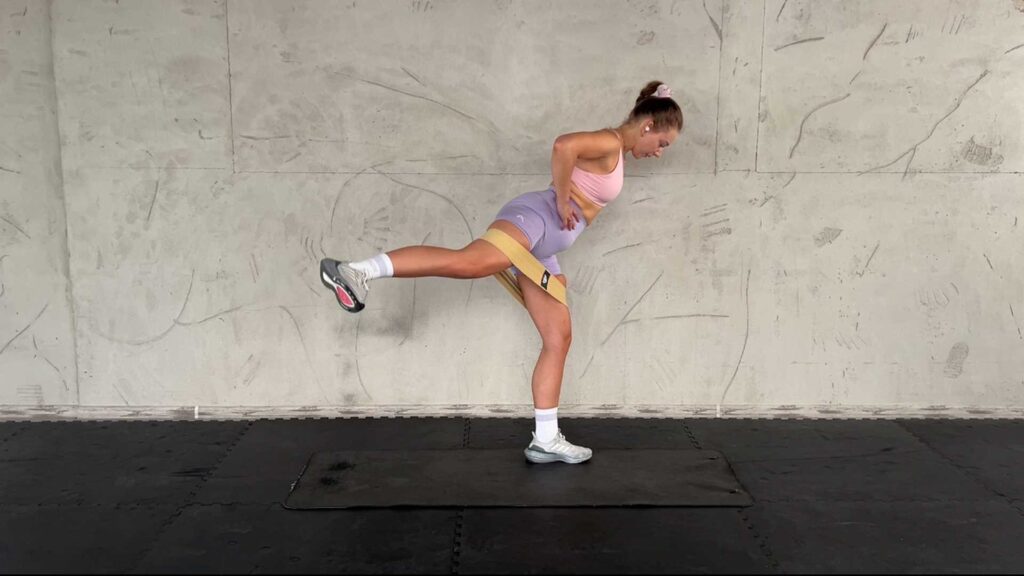 Najlepsze ćwiczenia na pośladki w domu z gumą